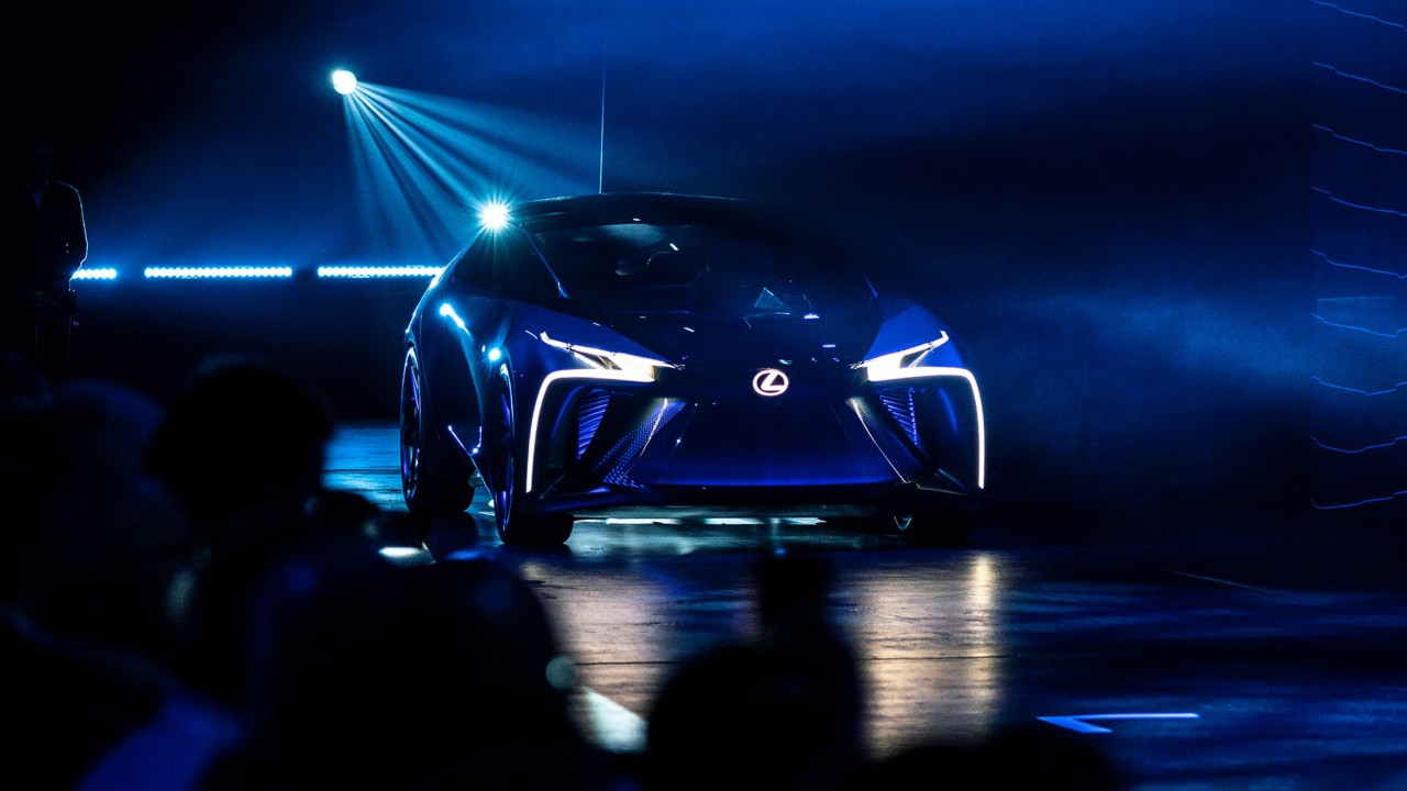 Lexus Electrified auf dem Laufsteg im Dunkeln mit Tagfahrtlicht eingeschaltet