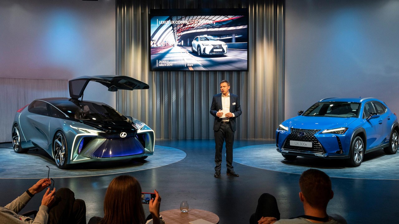 Electrified Auto und UX300e in der Vorführhalle mit zuschauern und Moderator