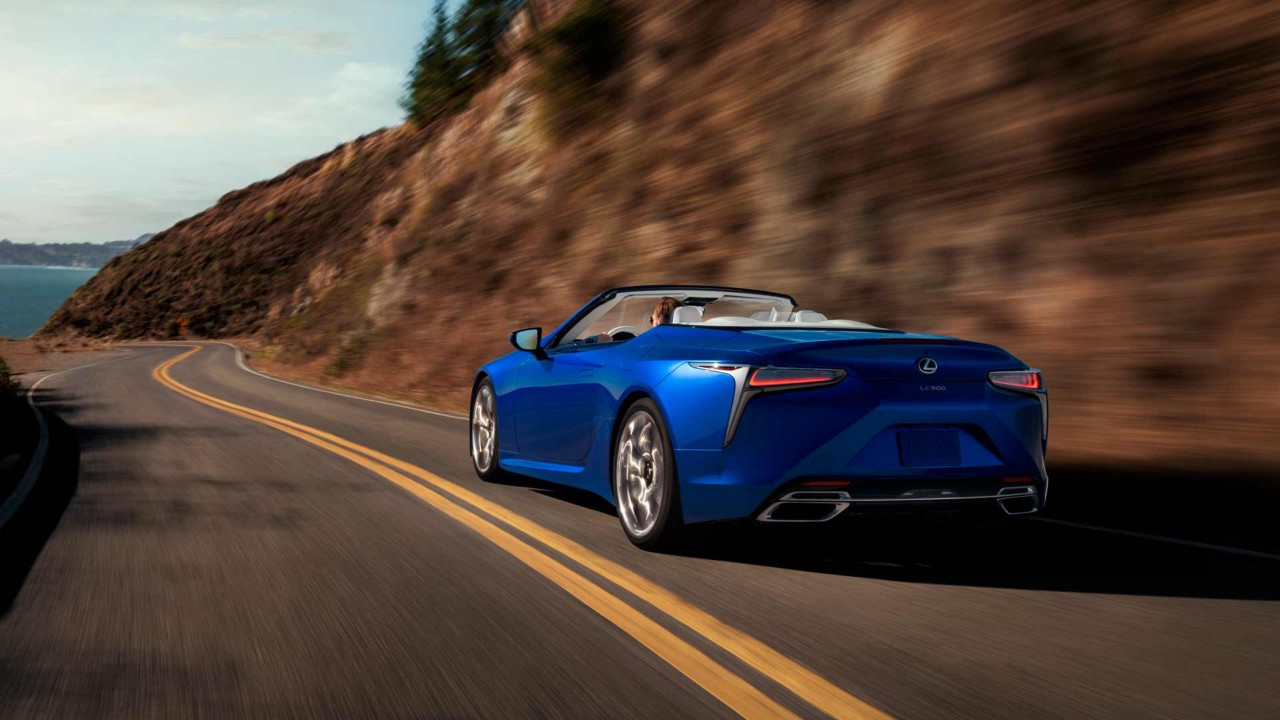 Aufnahme von Lexus LC Cabriolet fahrend an einer Küste
