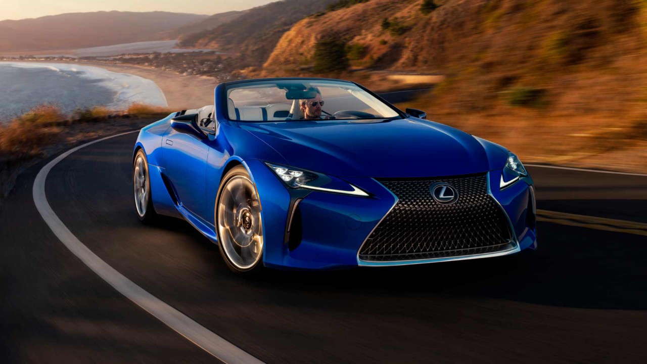 Lexus LC Cabriolet fährt an einer Küste