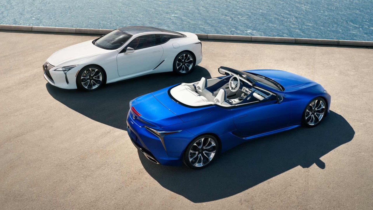 Ein Lexus LC Cabriolet und ein Lexus LC nebeneinander 