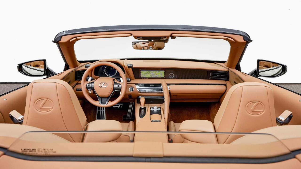 Cockpit des Lexus LC Cabriolets 