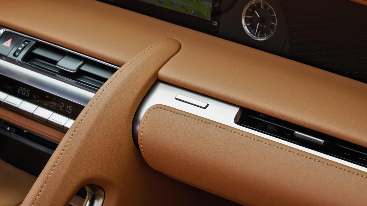 Amaturenbrett des Lexus LC Cabriolets mit Leder bezogen