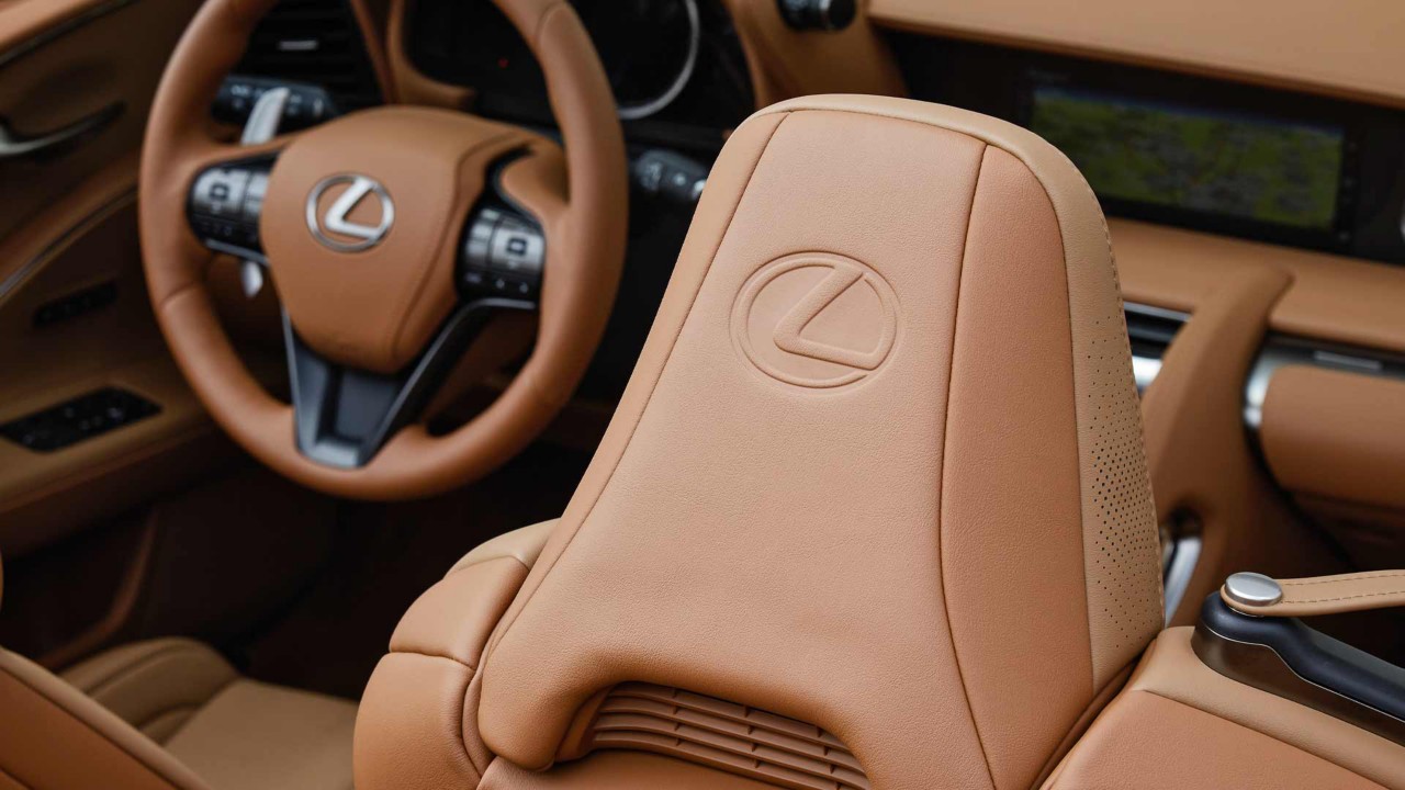 Kopfteil vom Ledersitz des Lexus LC Cabriolets mit dem Lexus Logo bezogen