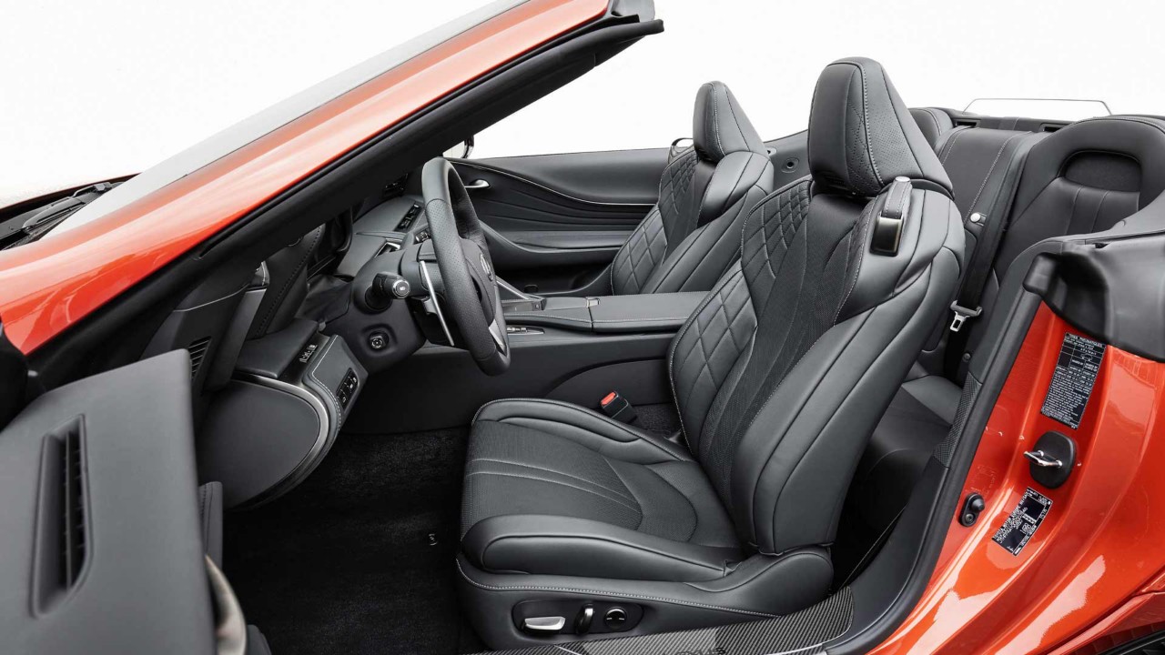 Schwarze Ledersitze und Cockpit des Lexus LC Cabriolets
