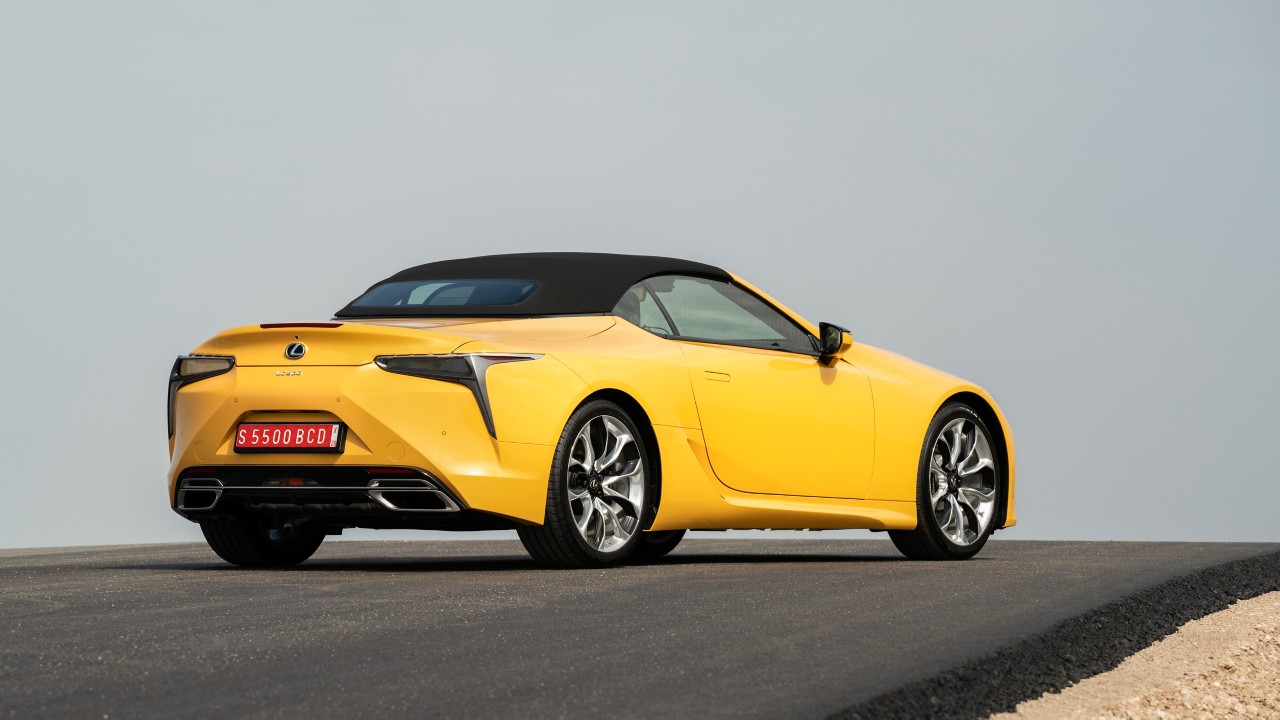 Hintere Seitenansicht des LC Cabriolet in gelb