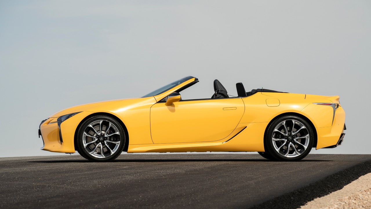 Seitenansicht Lexus LC Cabriolet in gelb ohne Dach