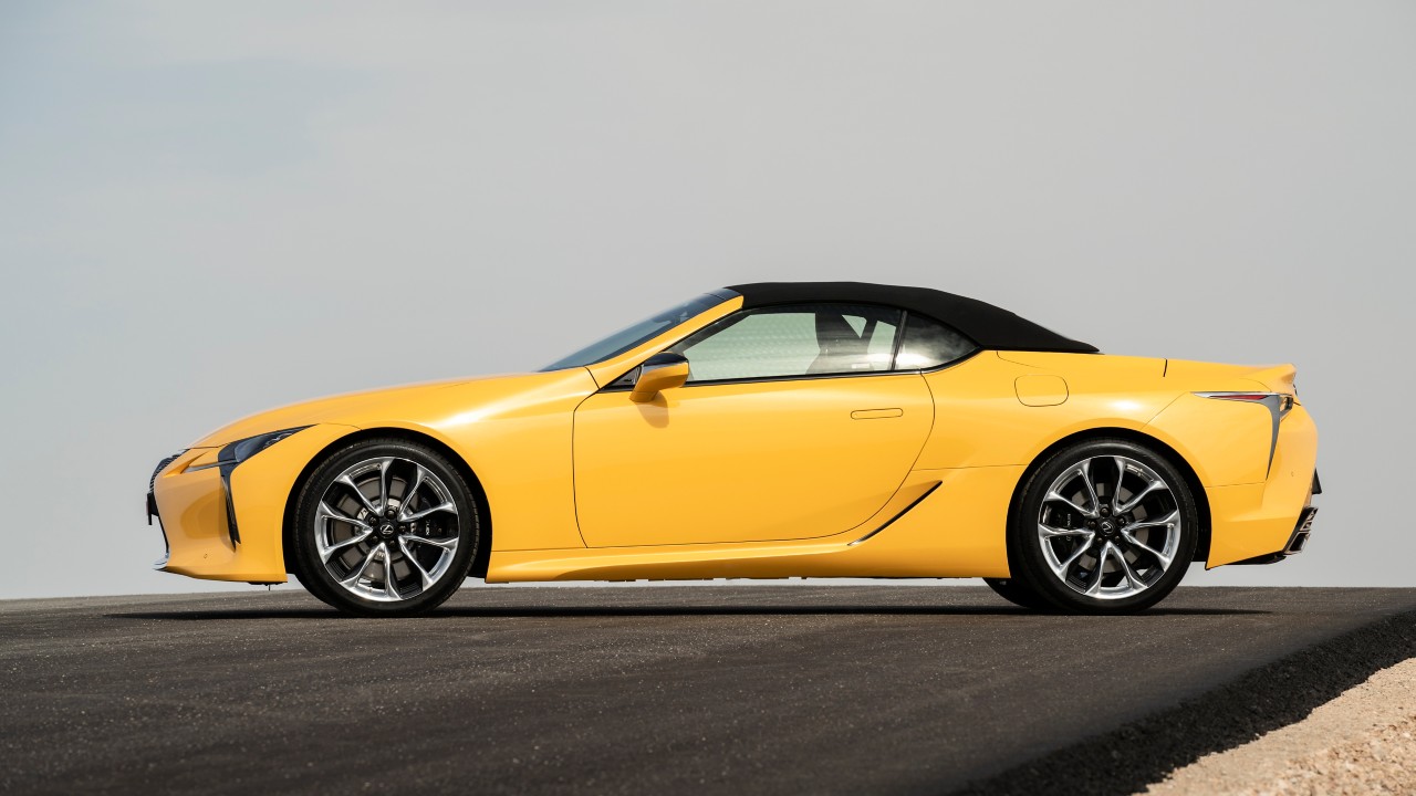 Seitenansicht Lexus LC Cabriolet in gelb mit Dach