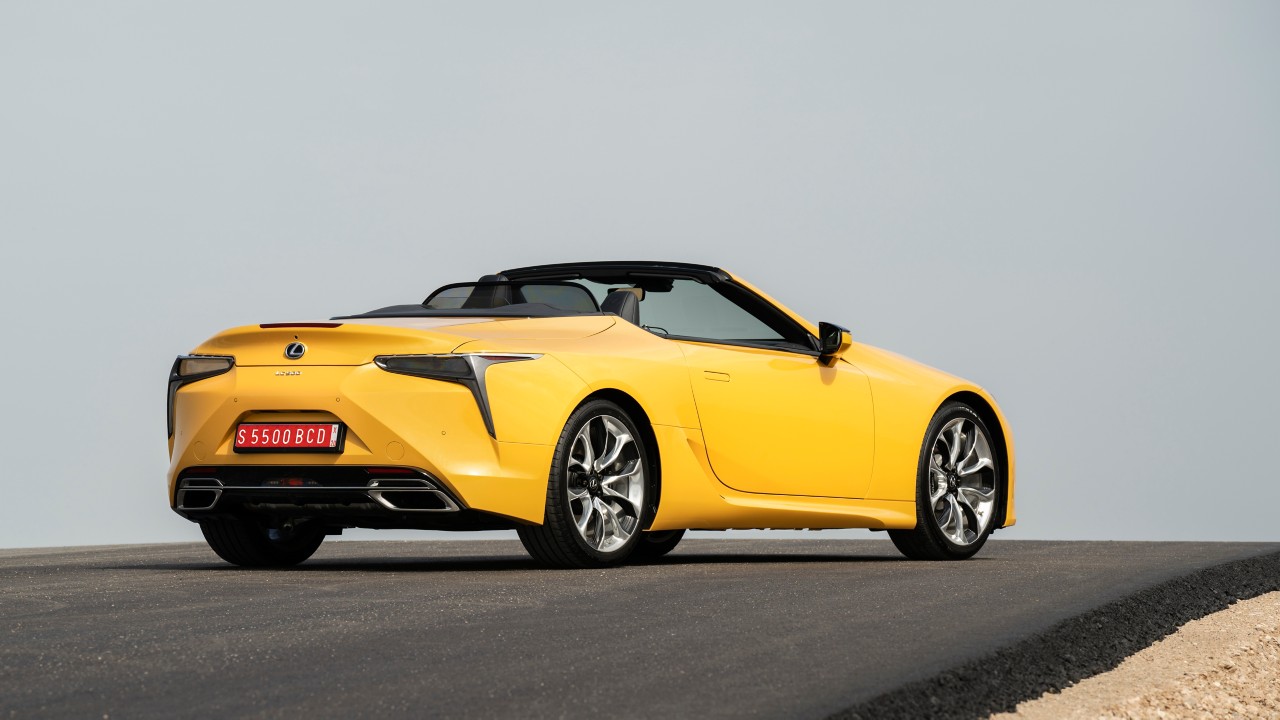Hintere Ansicht des Lexus LC Cabriolet in gelb ohne Dach