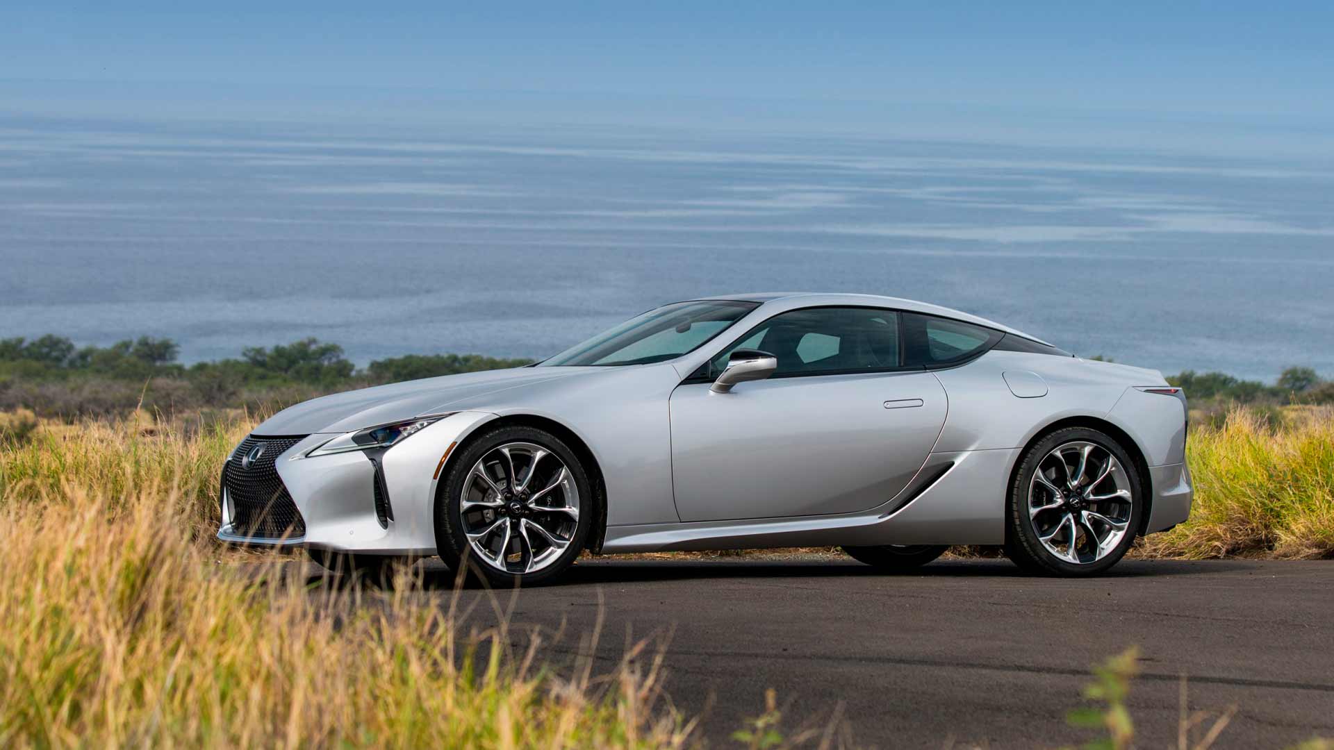Seitlich geparktes Lexus LC Coupé in Silber