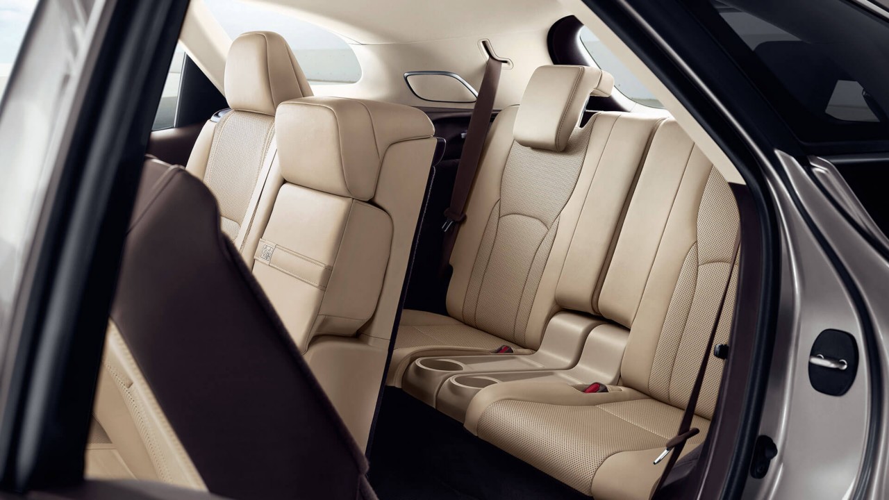 Innenausstattung eines Lexus RX L mit vorgeklapptem Fahrersitz