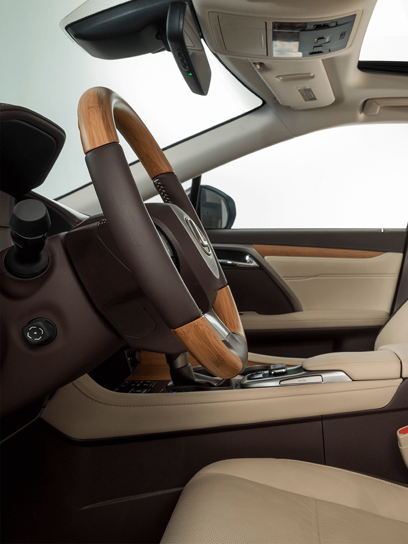 Seitliche Ansicht des Lenkrads eines Lexus RX L mit hochwertiger Lederausstattung