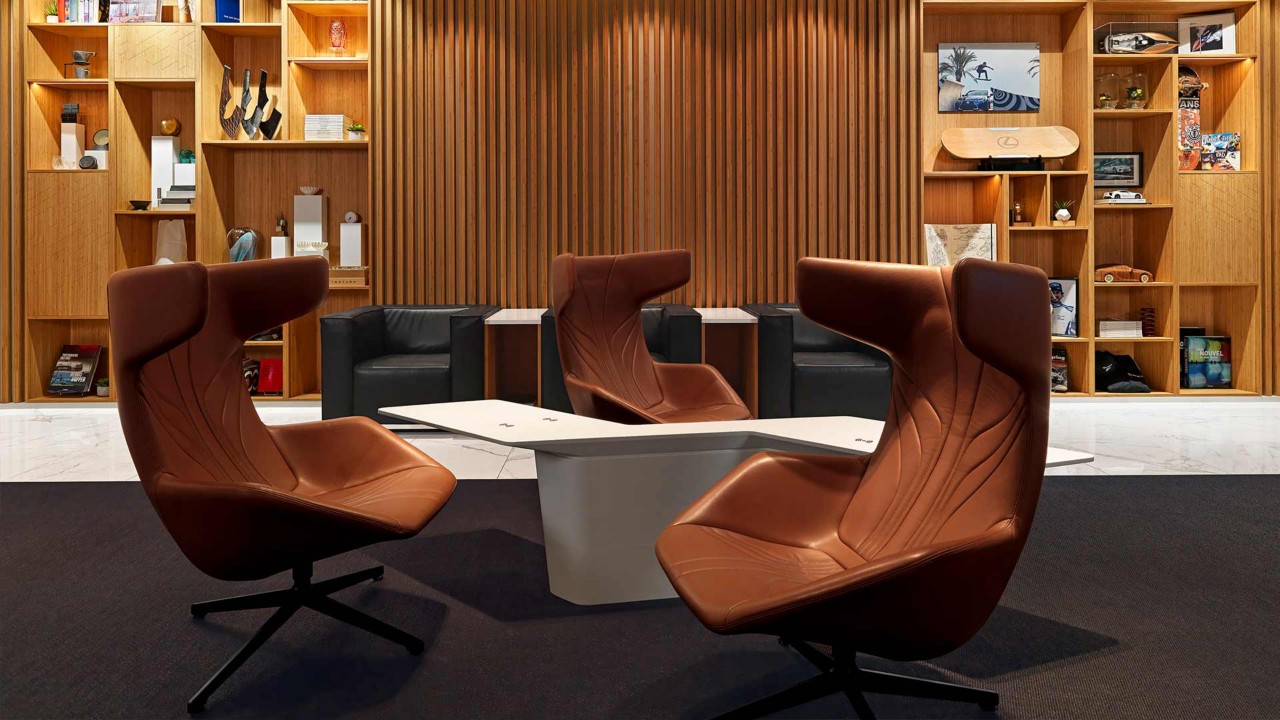 Lounge mit Regal im Hintergrund