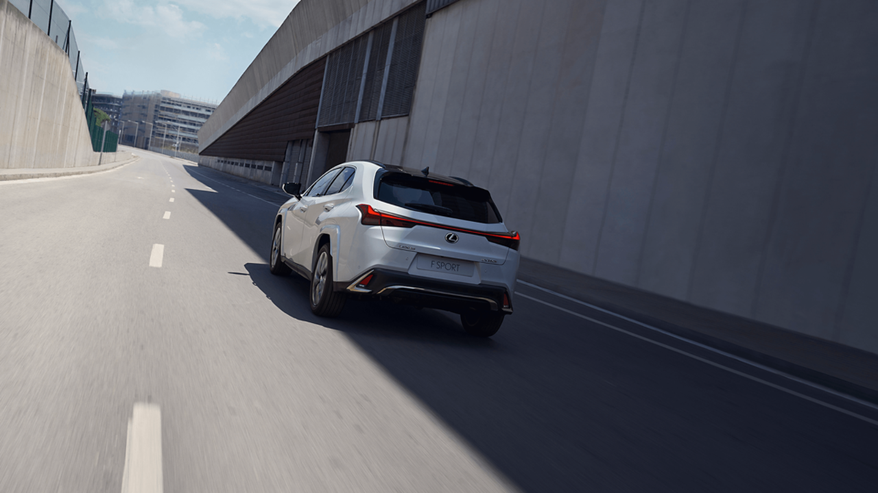 Lexus UX 250h fährt auf Straße aus einem Tunnel heraus